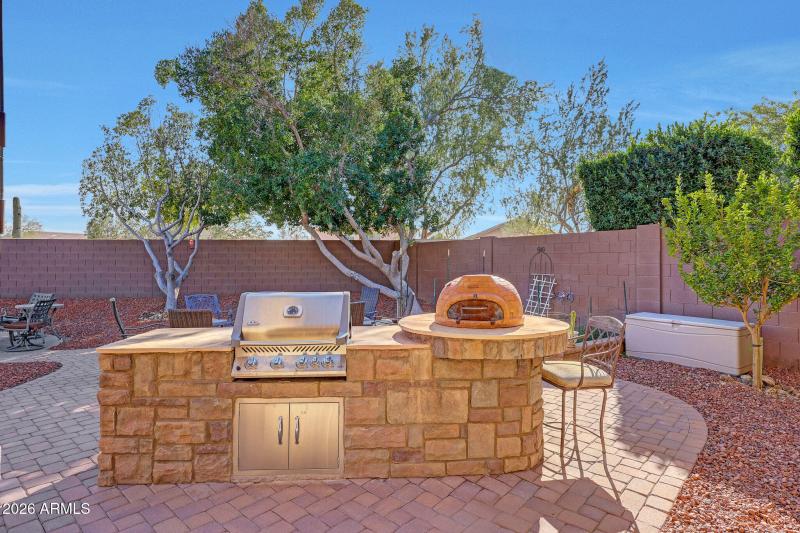 Built in BBQ & Pizza oven