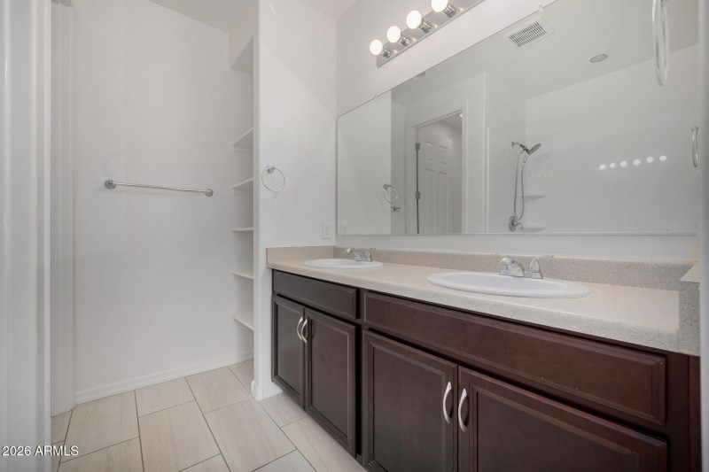 Double sinks primary bath