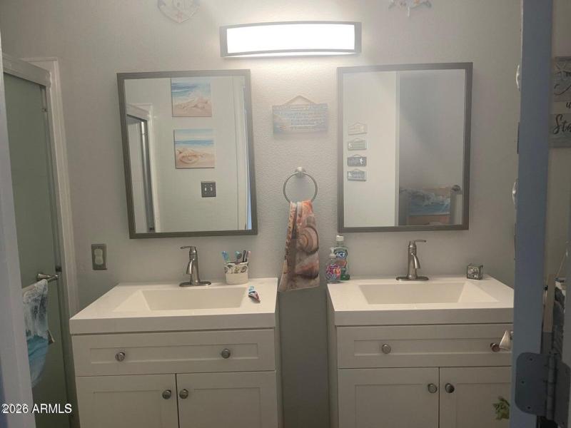 4834 W. Rose Ln. Primary Bathroom View 2