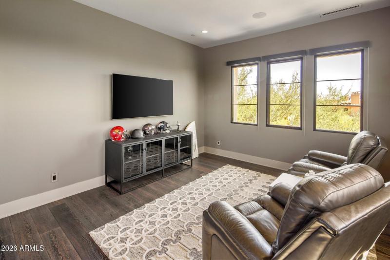 056_Spacious Office Sitting Area