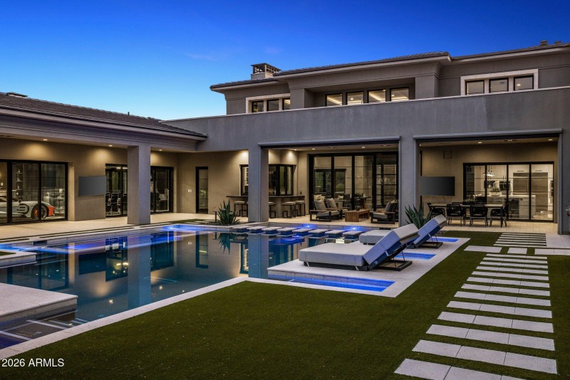 071_Pool to back of home