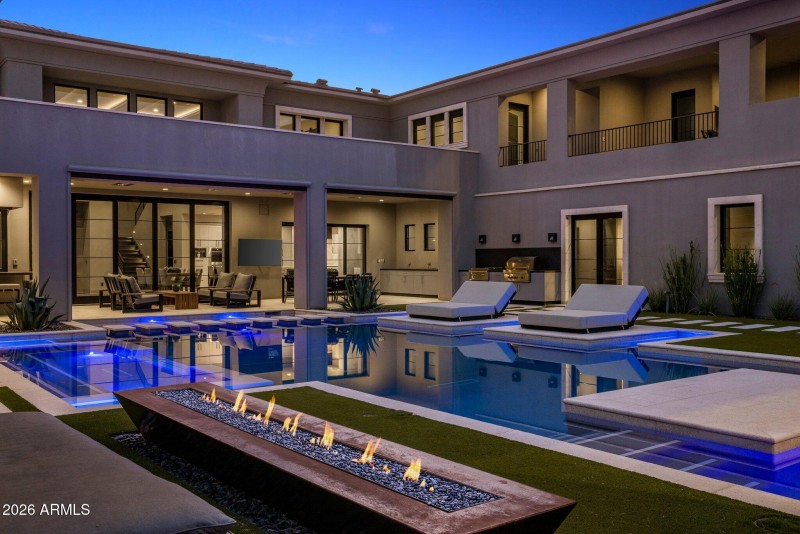 074_Stunning Firepit and Pool