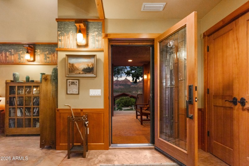 285 Navajo Trail - Foyer