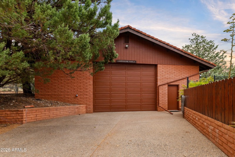 285 Navajo Trail - Massive RV Garage