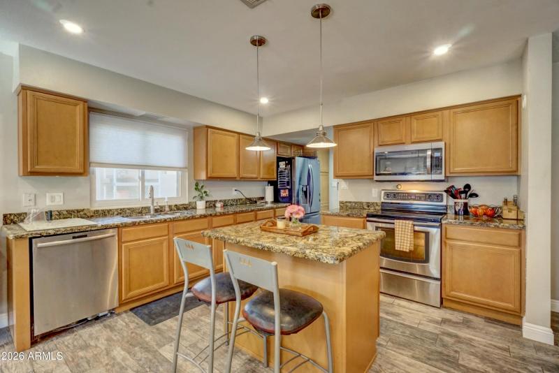 12 - KITCHEN BREAKFAST BAR