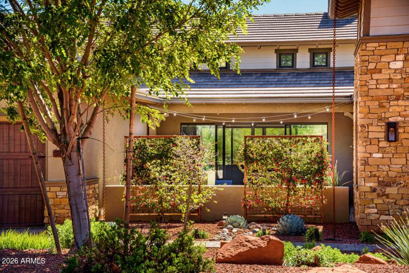 1 FRONT COURTYARD (1)