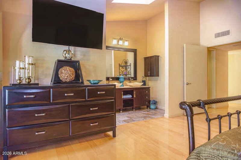 6 MAIN BEDRM SUITE (1)