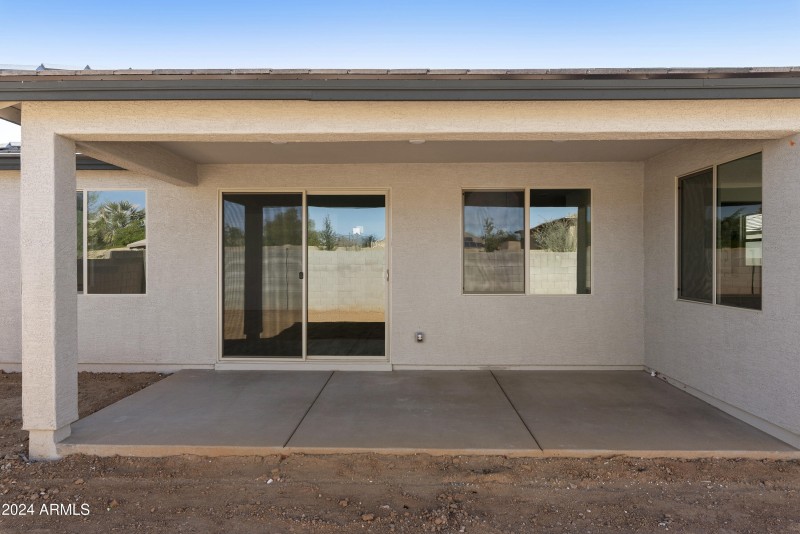 LARGE COVERED BACK PATIO