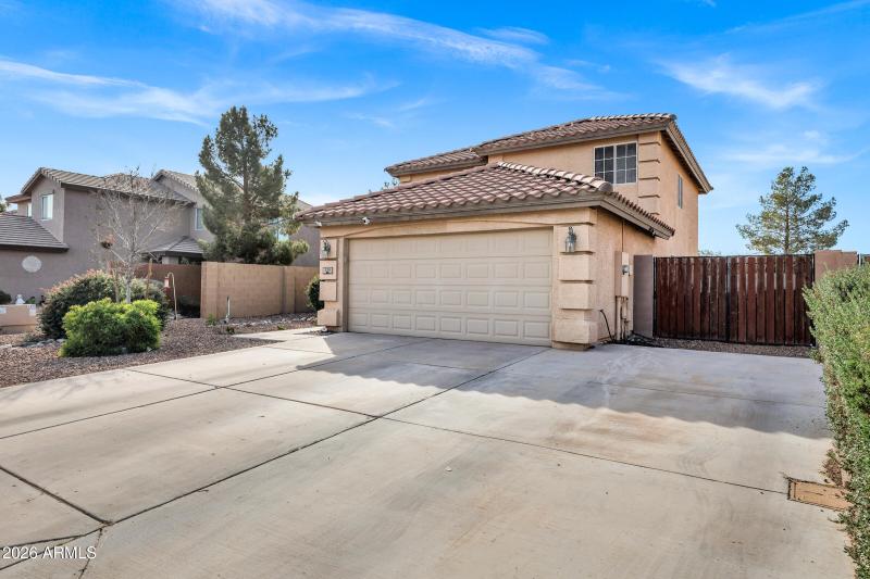 Large Driveway w Wide Gate
