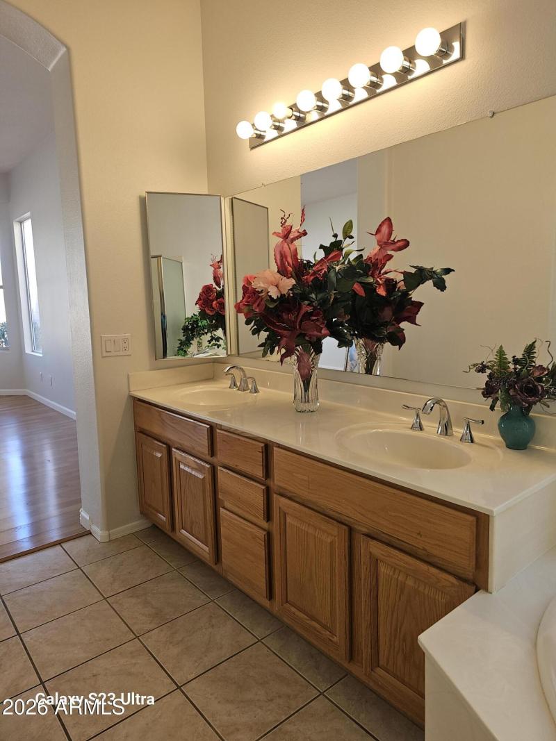 2 sinks.full bath w/ sep.tub/shower