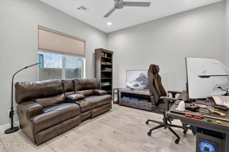 30-web-or-mls-42-E Scarlet St