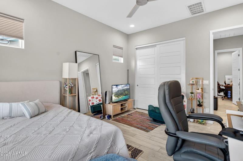 32-web-or-mls-46-E Scarlet St