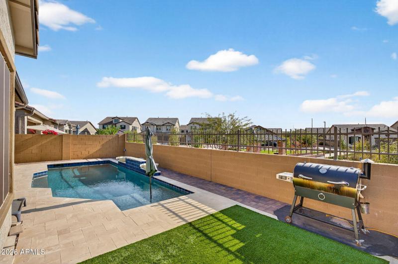 41-web-or-mls-05-E Scarlet St