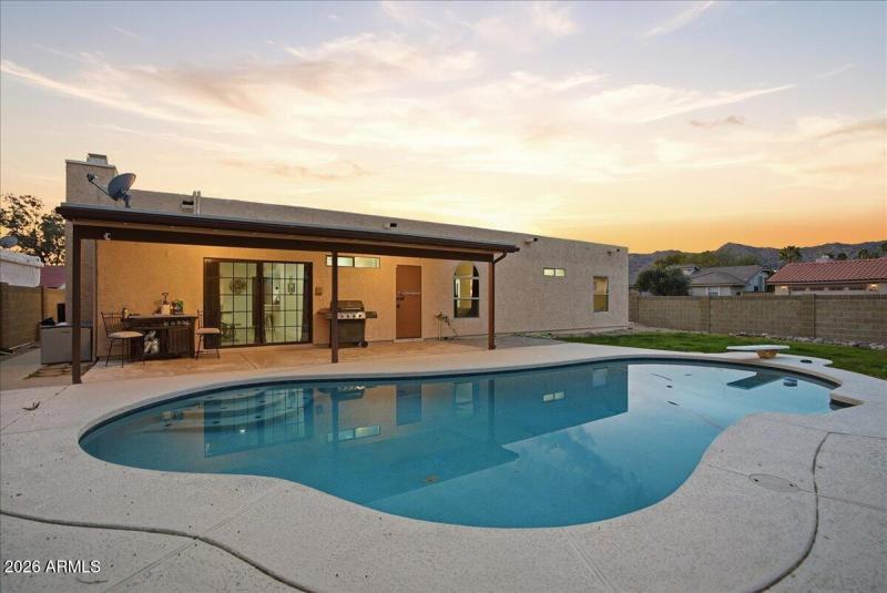 47-12627 S 38th Pl_RedHogMedia