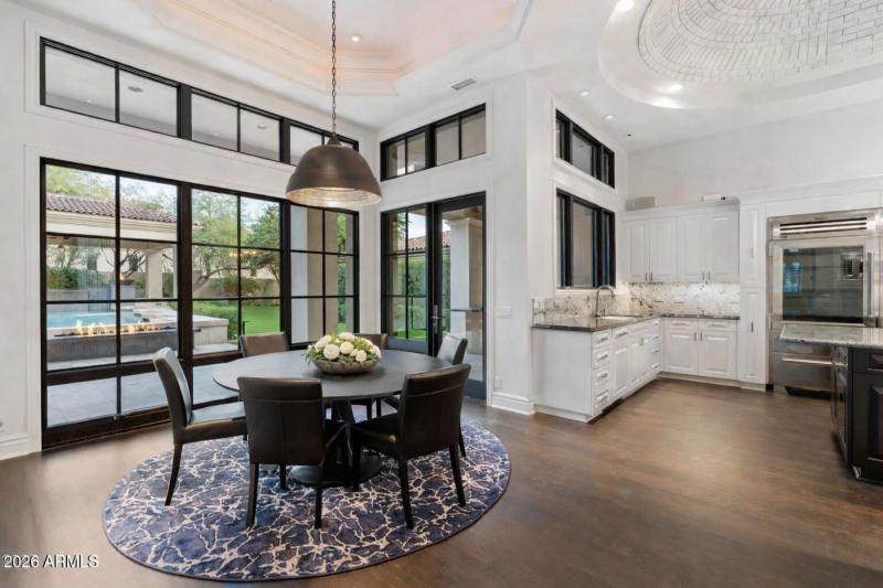 Breakfast Room w:Centerpiece