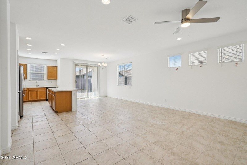 7-web-or-mls-W Vale Dr-S0502-007