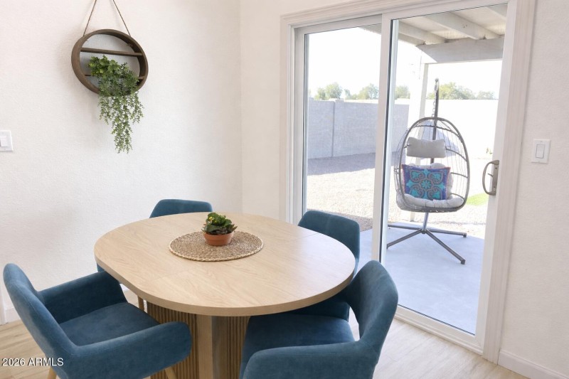 08-dining-room-closeup