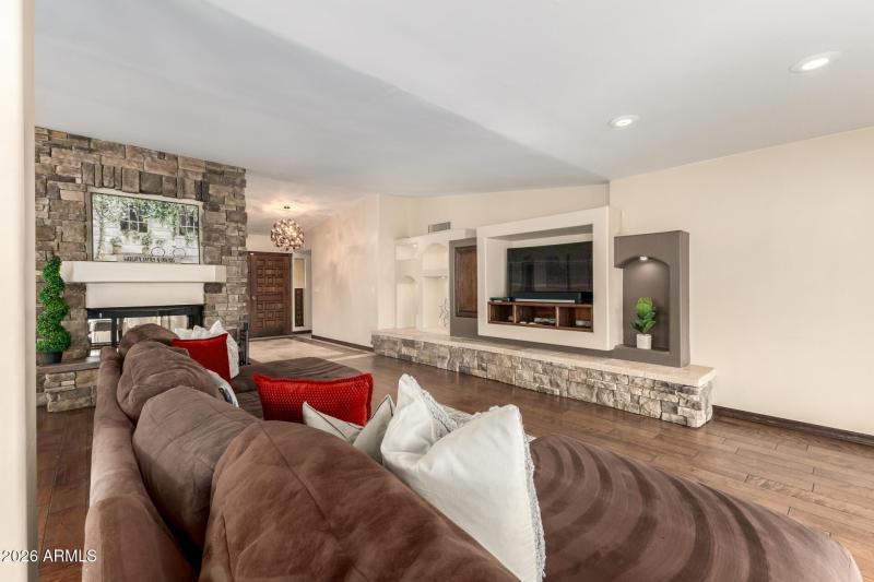 5022 E Calle De Los Flores