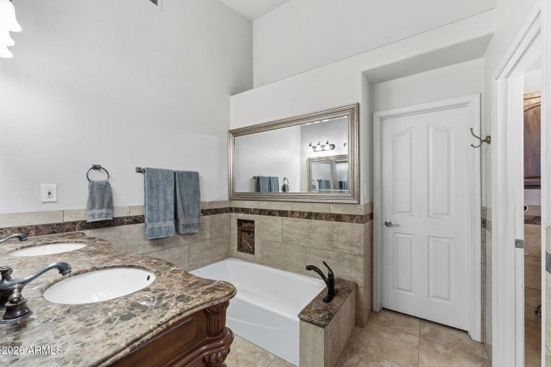 030__1822 E Lexington Ave