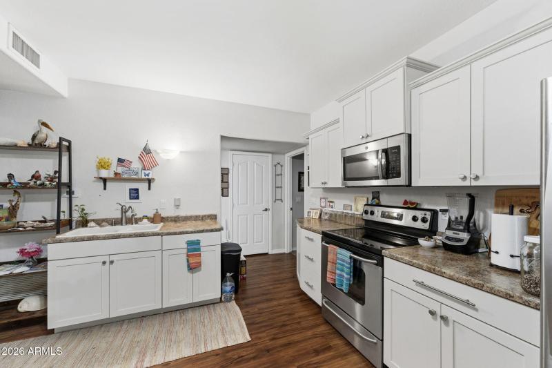 039__1822 E Lexington Ave