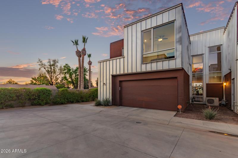 Corner unit with lots of windows