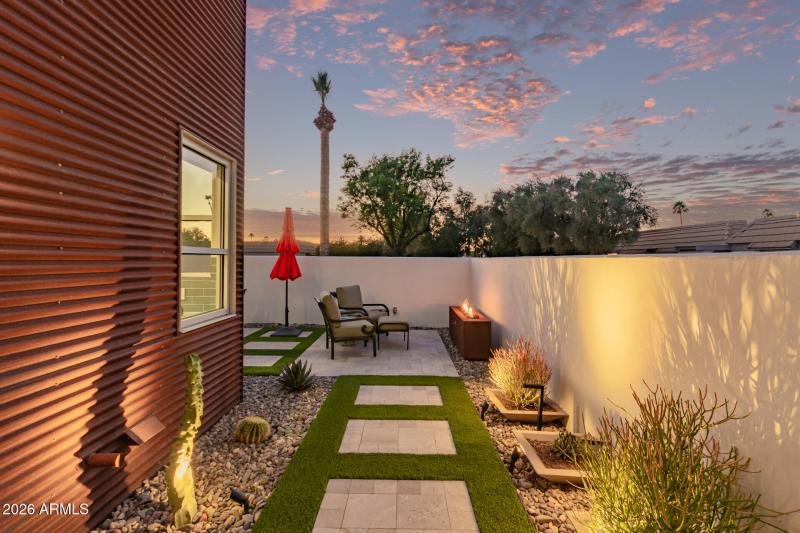 Outdor patio with fire place