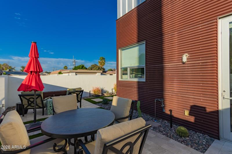 Outdoor kitchen sitting area