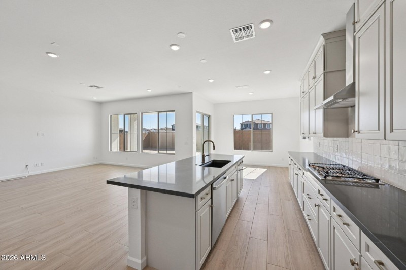 11-web-or-mls-E Saddle Way-S0902-011