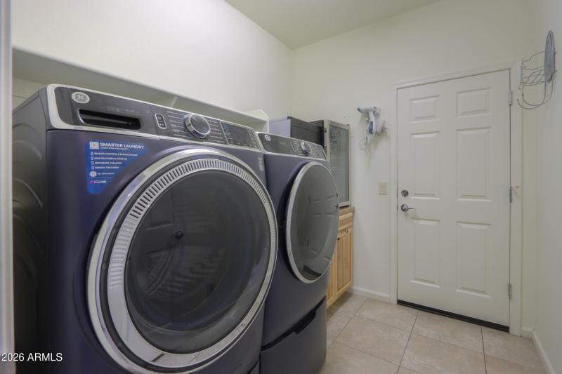 Laundry w/cabinets
