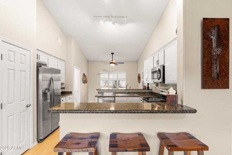 Breakfast Bar and Kitchen