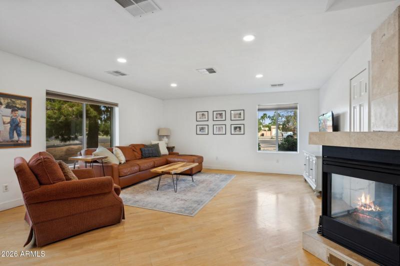 7-web-or-mls-6001-e-thunderbird-rd