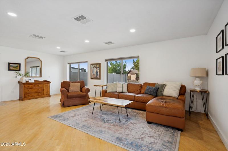 9-web-or-mls-6001-e-thunderbird-rd