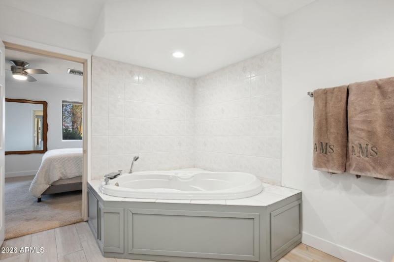 27-web-or-mls-6001-e-thunderbird-rd