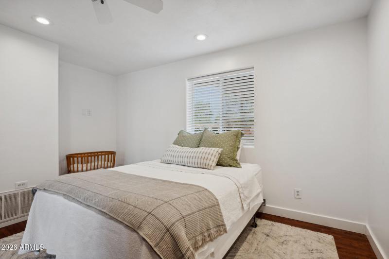 30-web-or-mls-6001-e-thunderbird-rd