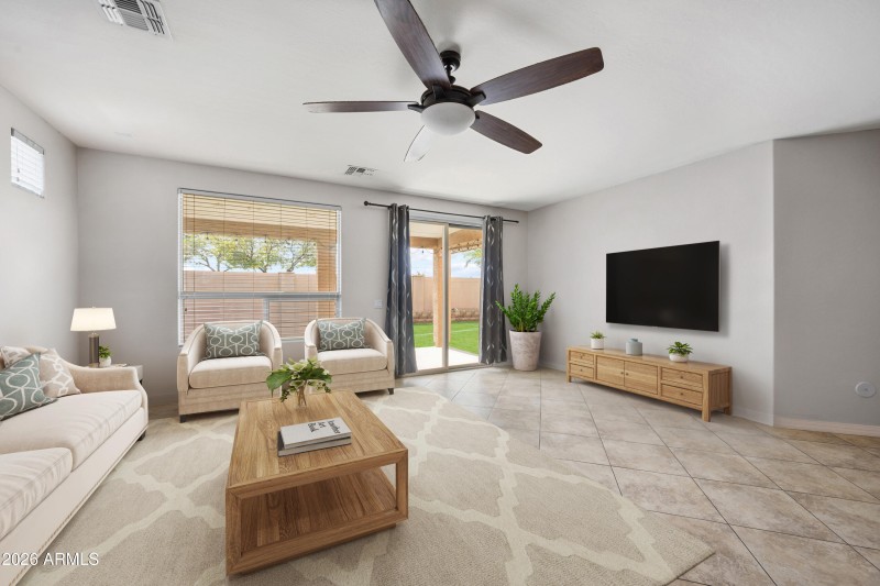 15_pic 6 front room_vs