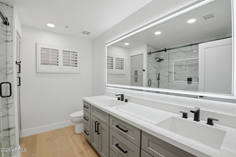 Dual Sink and Custom Shower