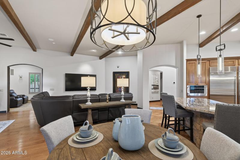 20) KITCHEN TO FAMILY RM