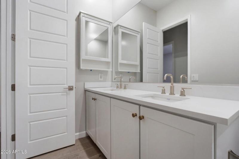 Dual Sink Vanity w Quartz Countertops