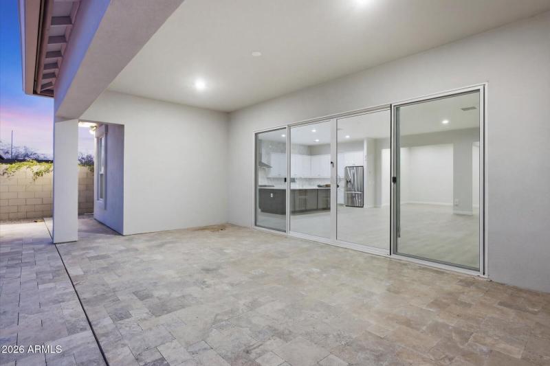 Covered Patio w Sliding Glass Doors