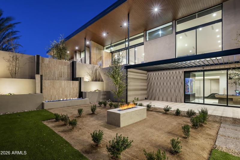 046_Basement WalkOut Courtyard