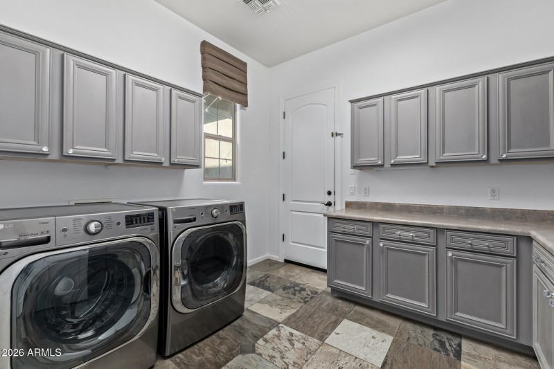 Well Equipped Laundry Rm- extra storage