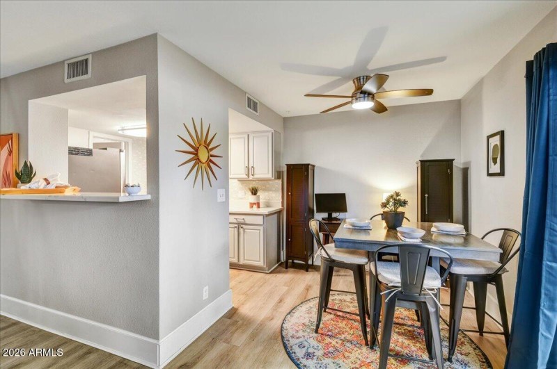 06-Dining to Kitchen