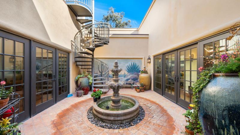 31-web-or-mls-Courtyard
