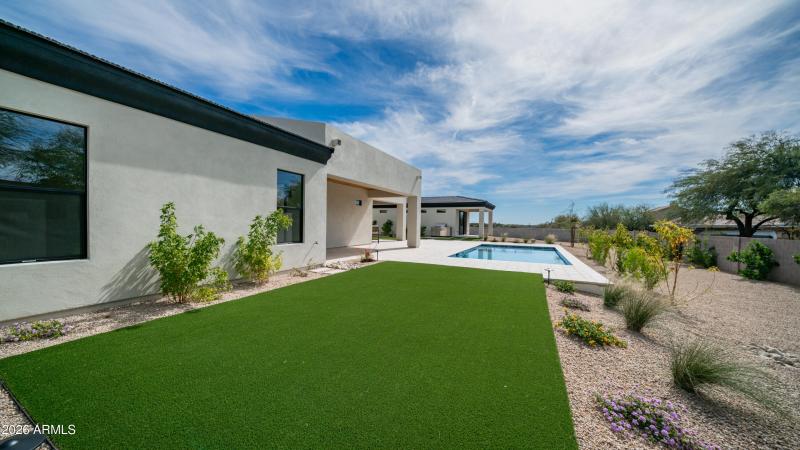 31388 Daylight Exterior Photos-18