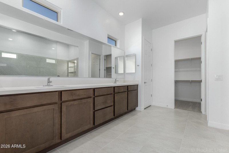 PHX_TV_Lot 2005_Currant_17408_ownersbath