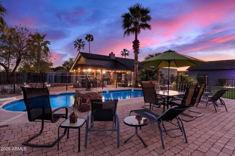 Resort-Style Backyard w Sparkling Pool