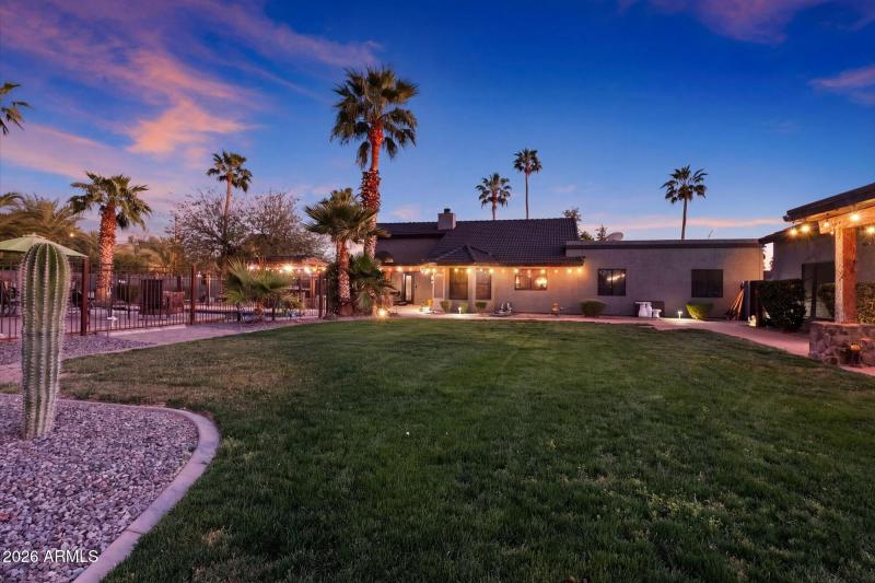 Backyard w Large Grass Lawn