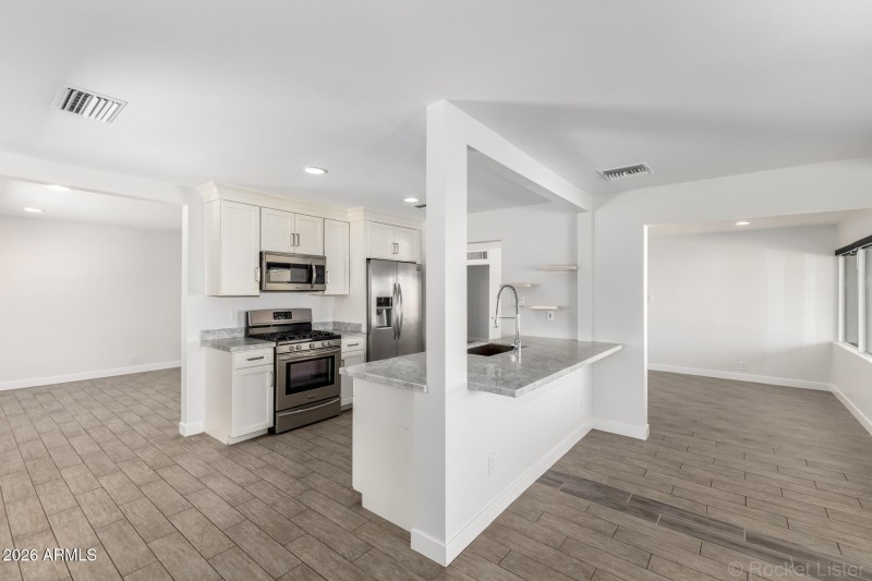 23 - Oak Kitchen Central