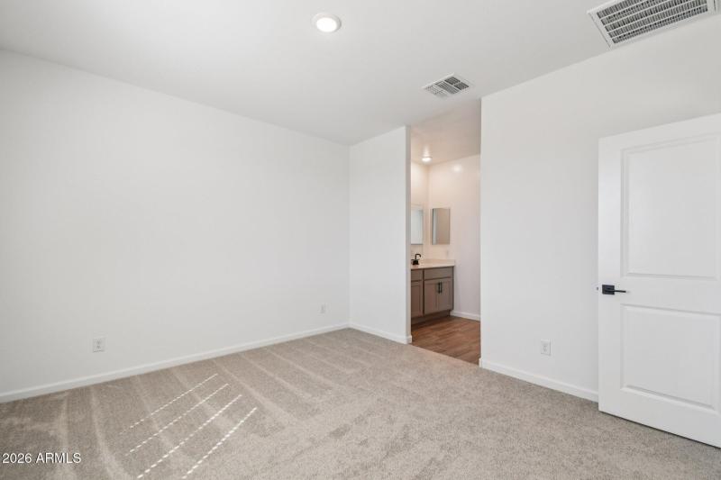 22-web-or-mls-W Tamarisk Ave-S1403-022