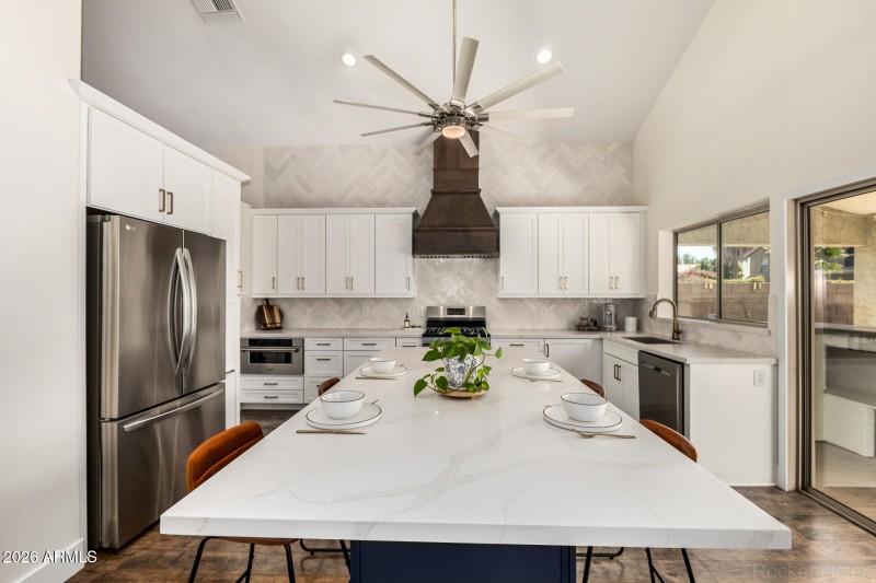 Remoded Kitchen with an Oversized Island
